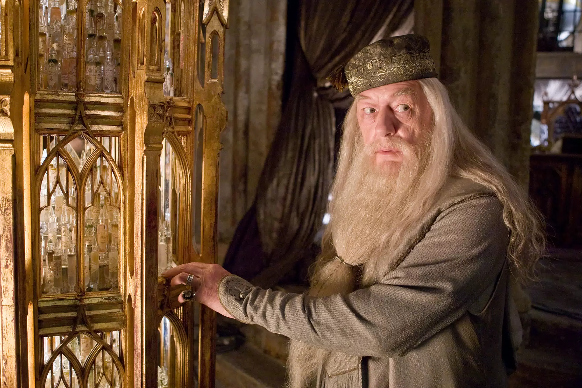 HP-F6-half-blood-prince-dumbledore-office-memory-cabinet-web-landscape